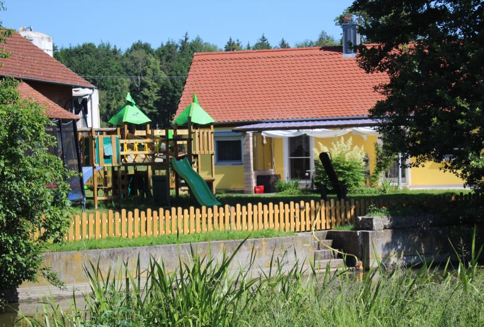 Familienbauernhof mit Ferienhaus in ruhiger Lage, viele Tiere zum Streicheln, Kinder dürfen auf dem Hof mithelfen