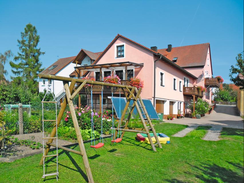 Ferienwohnung für bis zu fünf Personen, komplett eingerichtet, mit Garten und Balkon