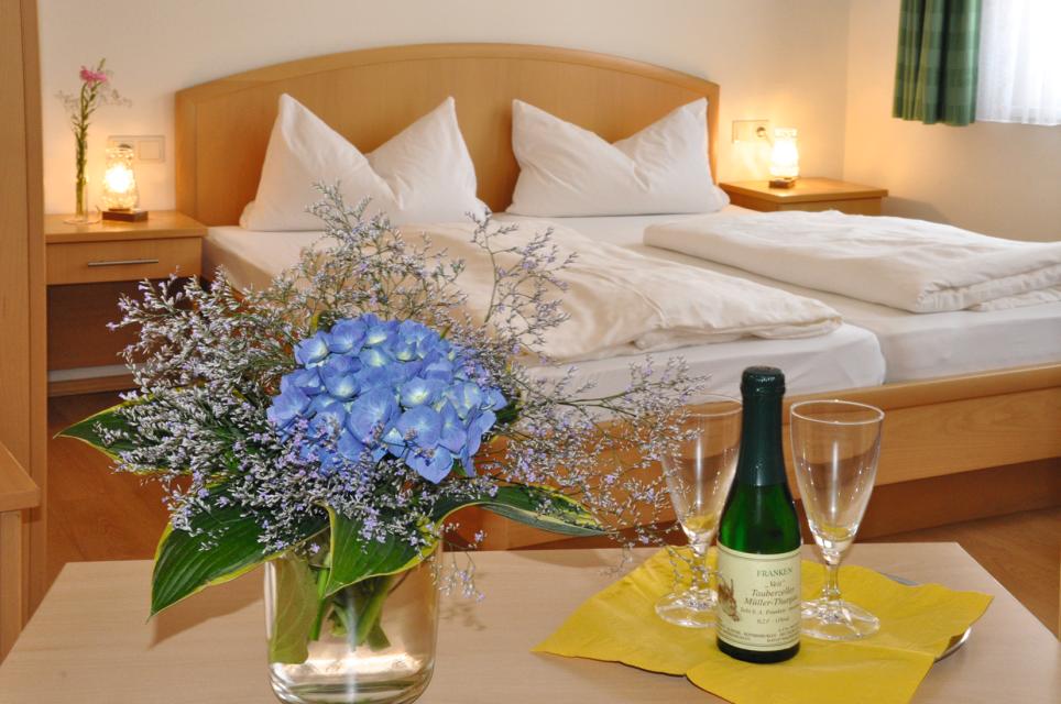 35 Betten in Einzel- und Doppelzimmern, Drei- oder Vierbettzimmer innerhalb der Stadtmauer Rothenburg o.d.T.Gutbürgerliche saisonale Gerichte - gemütliche Gaststube.