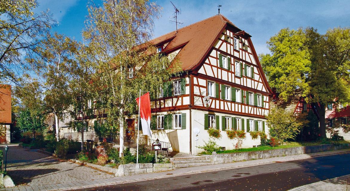Hotel nahe Rothenburg o. d. T.; Einzel- bis Vierbettzimmer + Ferienwohnungen; kostenloser Transfer für Bahnreisende
