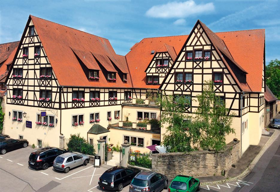 Hotel an der historischen Stadtmauer von Rothenburg, moderne und komfortable Zimmer, Tagungsräume und Wellnessbereich
