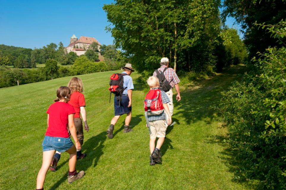 Eine kleine Rundwanderung um die Burg Colmberg. Am Weg liegen ein Wildgehege, der Badeweiher und der Golfplatz mit Aussichtsterrasse.
                 title=