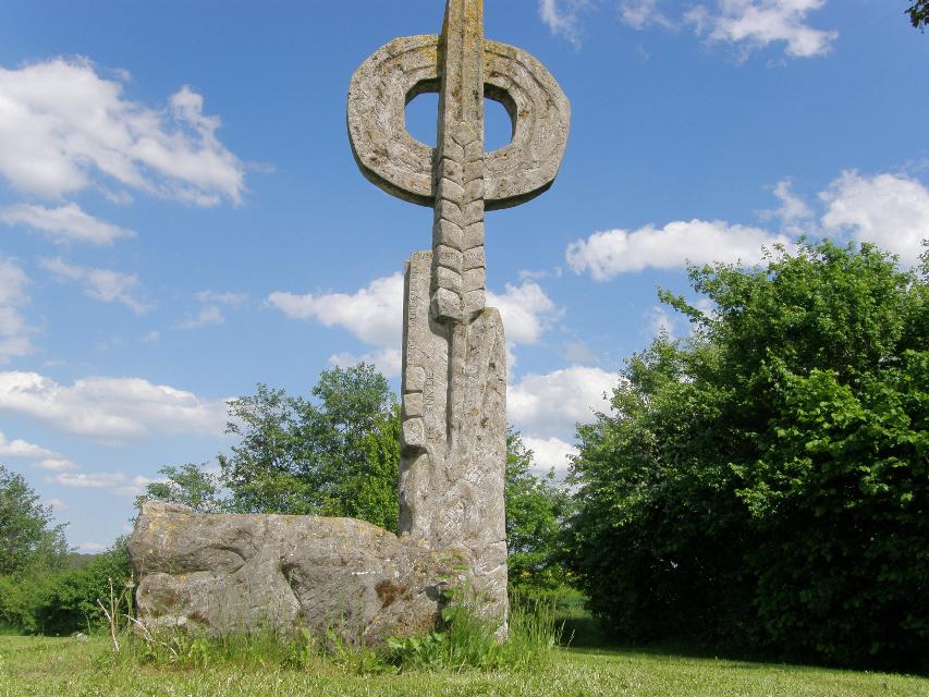 Vier über 3 Meter hohe christliche Symbolsteine aus fränkischem Muschelkalk laden ein besinnlichen Wandern ein. Streckenlänge: 17km. Hegereiterweg.
                 title=
