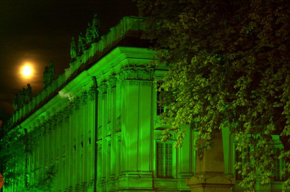 grün beleuchtetes Schloss in Ansbach zur grünen Nacht