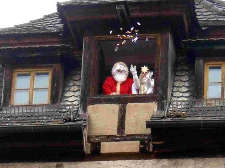 Weihnachtsmann und Christkind an einem Fenster