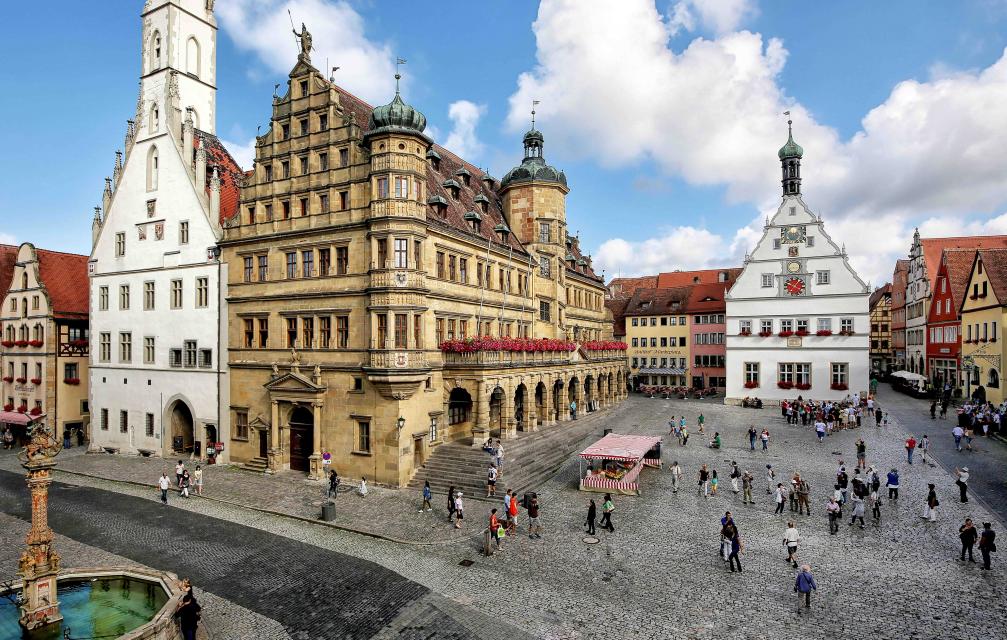 Dieser Rundgang durch die historische Altstadt mit ihren romantischen Gässchen und malerischen Ecken bietet Ihnen einen Überblick über die verschiedenen Aspekte und Epochen der Rothenburger Stadtgeschichte. 