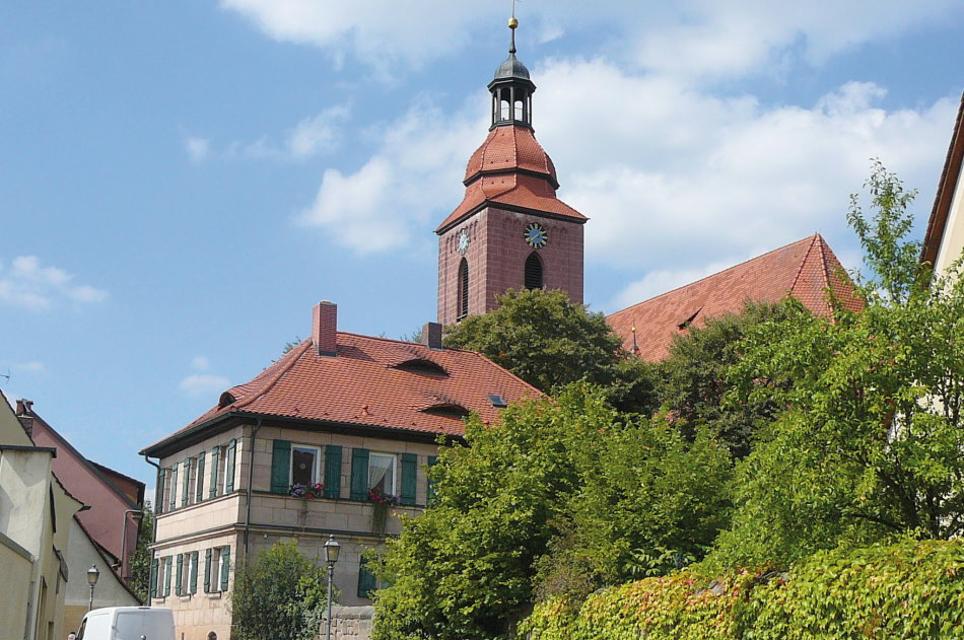Die Stadtpfarrkirche St. Rochus prägt das Bild der historischen Innenstadt von Zirndorf.