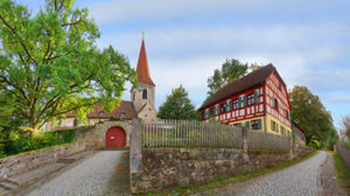 Großhabersdorf bietet eine einladende Kombination aus Natur, Wandern und Sportmöglichkeiten.
                 title=