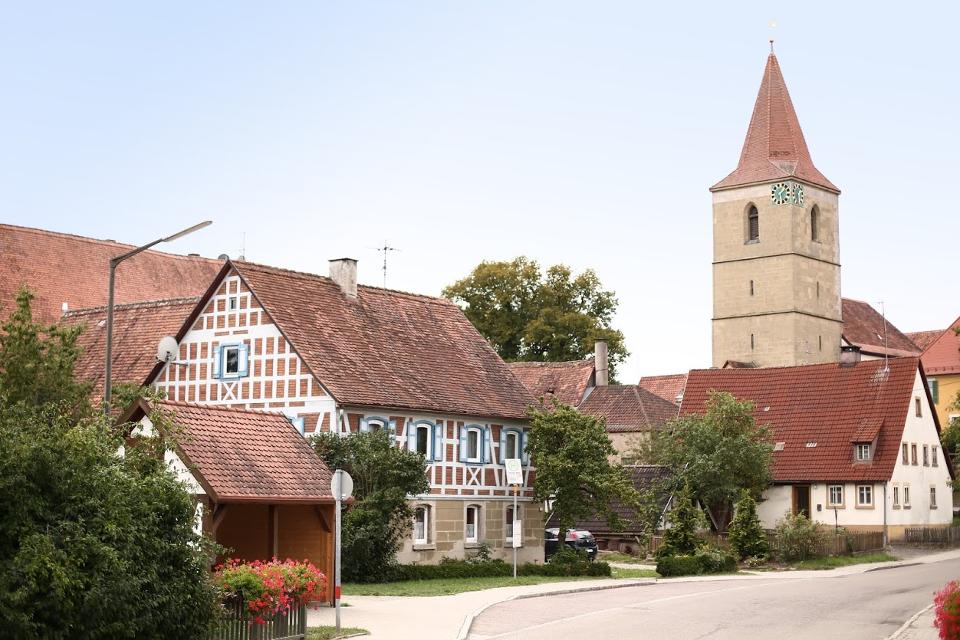 Insingen mit 1110 Einwohnern liegt bei Rothenburg o.d. Tauber im Naturpark Frankenhöhe. Überregional zu erreichen über die A6 Ausfahrt Dorfgütingen und A7 Ausfahrt Wörnitz oder Rothenburg oder über den ÖNPV.Insingen ist Mitglied in der kommunalen Allianz 