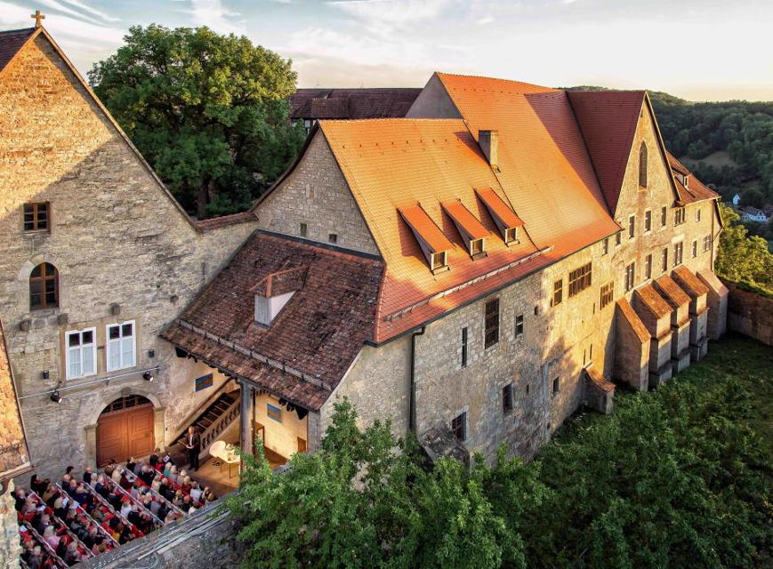 Verbinden Sie Ihren Aufenthalt in Rothenburg mit dem Besuch einer Vorstellung im Toppler Theater. Das kleine, aber feine Freilichttheater in historischem Ambiente bereichert seit 2008 den Kulturkalender in Rothenburg.