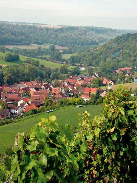 950 Einwohner, 300m, BAB A7 - Ausfahrten: Bad Windsheim (5km), Langensteinach/Uffenheim (6km), und Rothenburg o.d.T. (12km). Bahnstation Steinach bei Rothenburg o.d.T. (10km).Die größte Weinbaugemeinde des Landkreises Ansbach liegt oberhalb des lieblichen Taubertales an der Romantische...