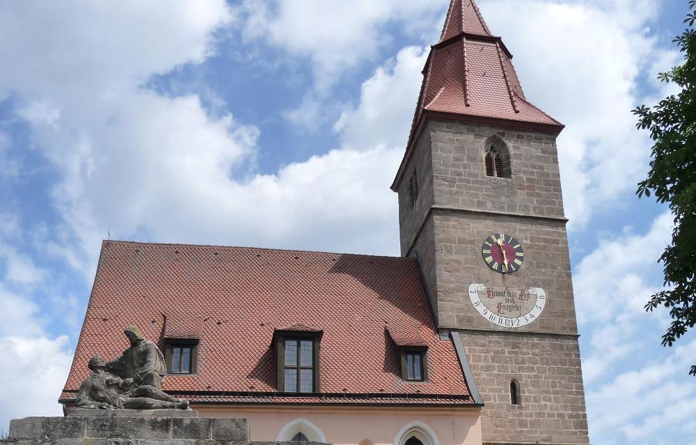 Historische Kirche mit verschiedenen Altären von Nürnberger Meistern des 15. und 16. Jahrhunderts. 