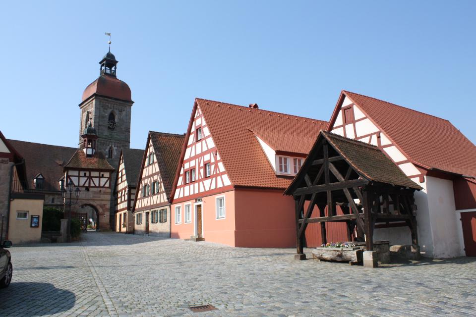 Orts- und Kirchenführung durch das historische Roßtal. 
