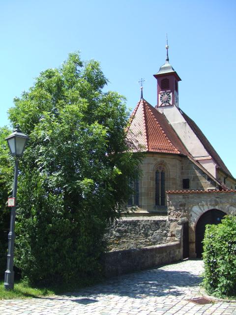 Kirche aus dem 15. Jahrhundert mit wertvollen Altären und der „Lieblichsten Madonna Frankens“. 
