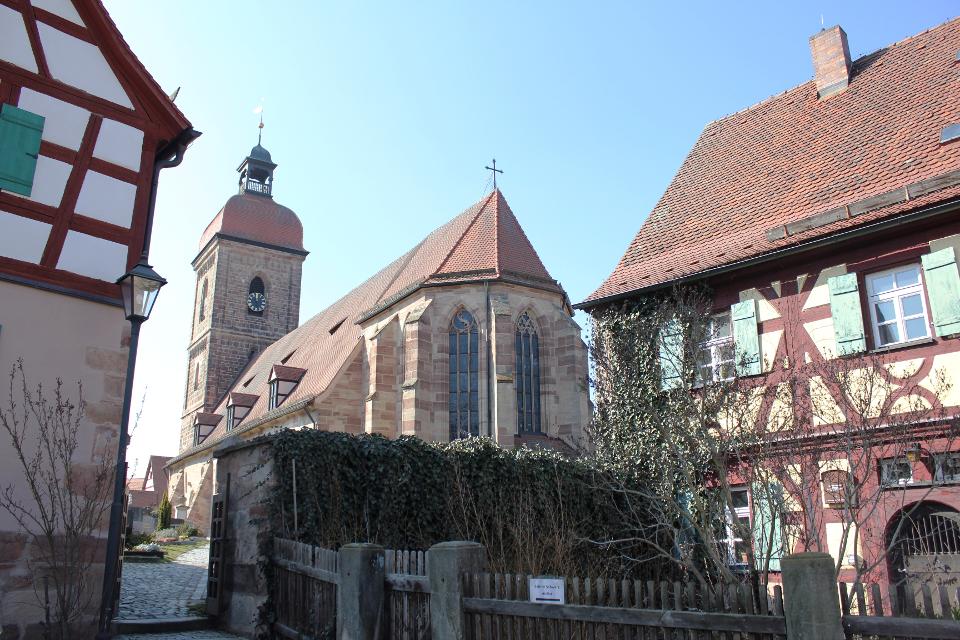 Sehenswerte Kirche mit romantischer Hallenkrypta aus dem 11. Jahrhundert. 