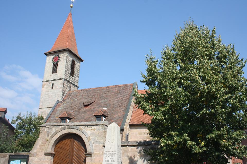 Wehrkirche aus dem 14. Jahrhundert mit Flügelaltar aus der Schule Albrecht Dürers. 