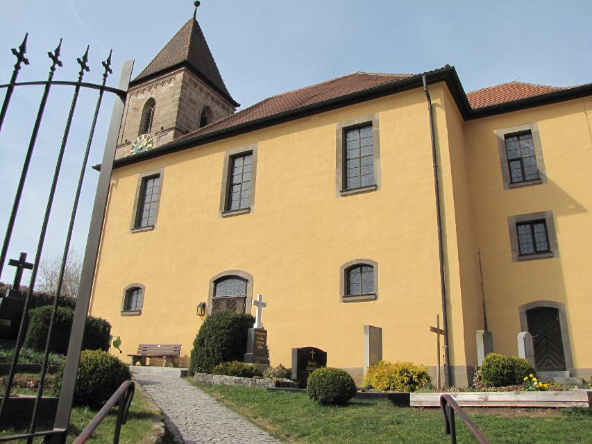 Wehrkirche aus dem 15. Jahrhunderts mit charakteristischer, erhaltener Kirchhofmauer. 