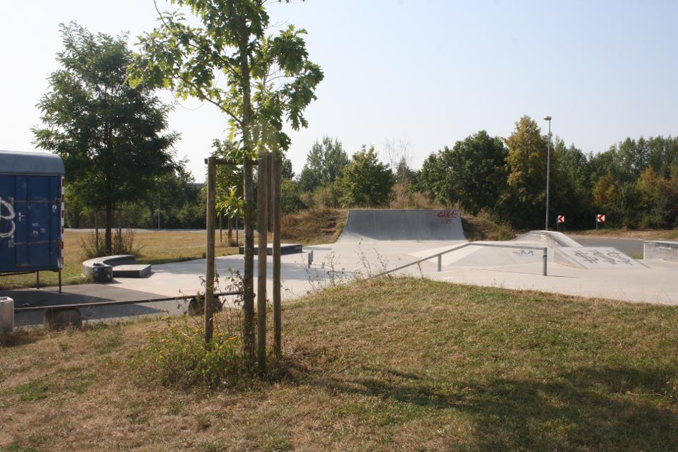 Der Skatepark enthält 14 verschiedene Bauelemente aus Stahlbeton, die zum Skaten einladen.