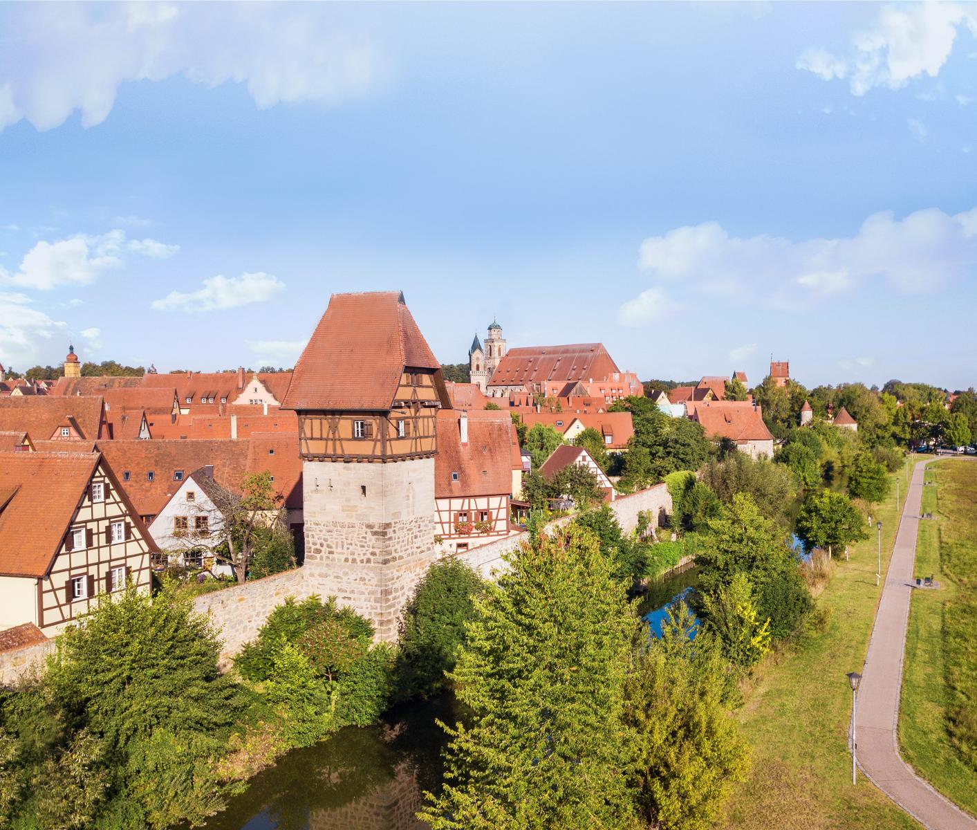 Der Dinkelsbühler Stadtpark zieht sich rund um die vollständig erhaltene Stadtmauer, die mit ihren Toren und Türmen die mittelalterliche Altstadt umschließt.