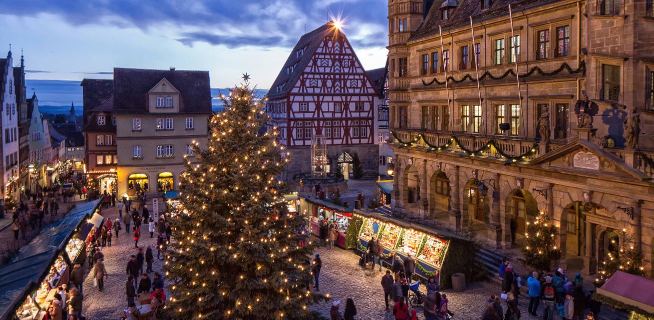 Der Weihnachtsmarkt in der romantischen Altstadt von Rothenburg ob der Tauber 