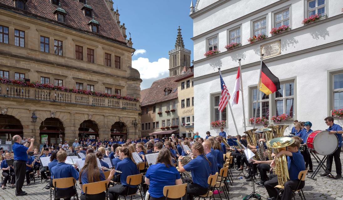 Kostenloses Konzert auf dem Marktplatz in Rothenburg ob der Tauber. 