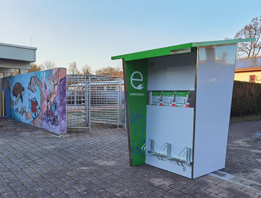 Ladestation für E-Bikes am Freibad Heilsbronn