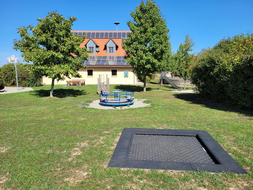 Der Spielplatz liegt neben den Dorfgemeinschaftshaus Gailroth