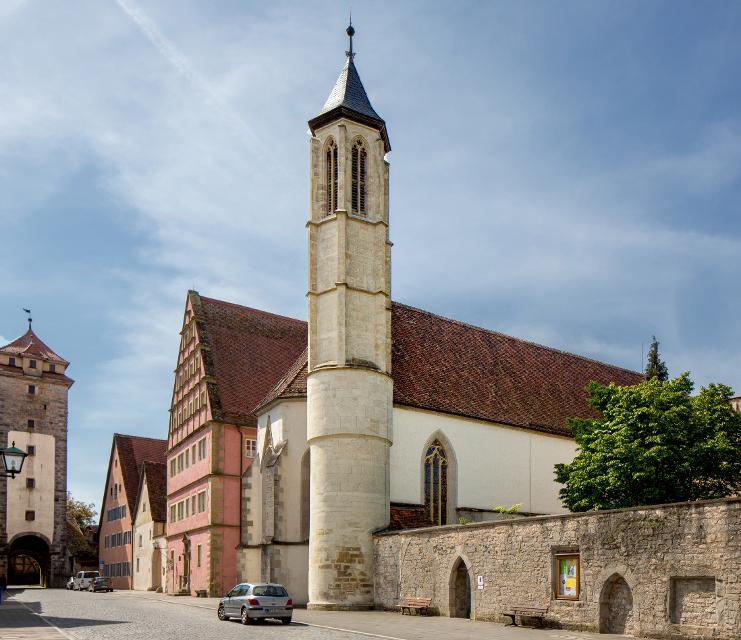 Die evangelische Heilig-Geist-Kirche liegt im Spitalviertel Rothenburgs. Das Spital entstand um 1280 aus einer Stiftung und lag früher außerhalb des engeren Stadtmauerrings. Im Spital wurden Kranke und Arme gepflegt, und es konnten Reisende übernachten, die nach Schließung des südlichen Stadttores ankamen.
                 title=