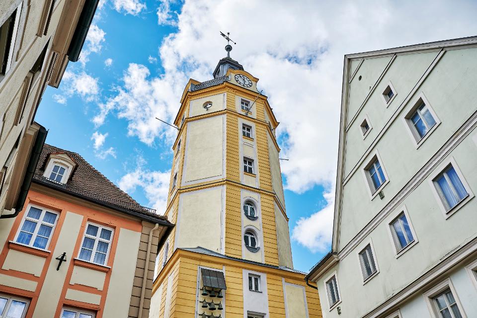 Das Herrieder Tor ist eines der Wahrzeichen Ansbachs. Unter Markgraf Carl Wilhelm Friedrich Brandenburg-Ansbach (1712 - 1757) entstand der 47 Meter hohe, repräsentative Bau. Errichtet wurde der achteckige Turm 1750/51 von dem Hofbau-Inspektor und obersten Baumeister im Markgrafentum Ansbach, J...
