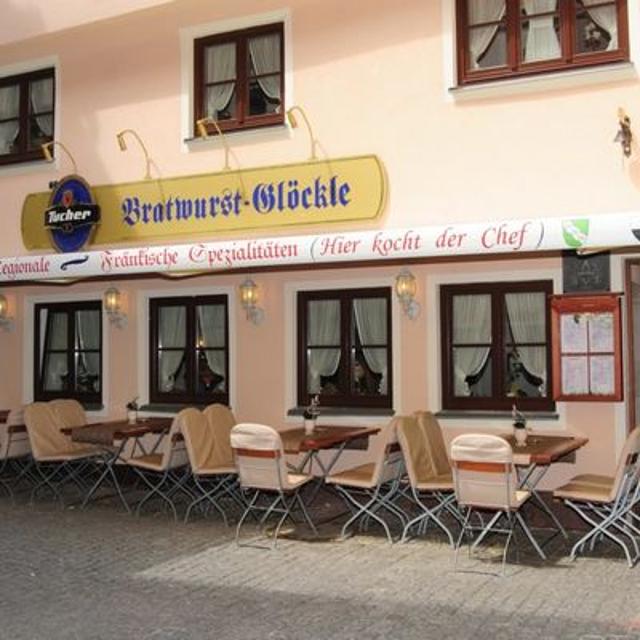 Die Ansbacher Bratwurst ist als fränkische Köstlichkeit weit über die Landesgrenzen hinaus bekannt und wo, wenn nicht im Ansbacher Bratwurst-Glöckle, hat der Besucher Ansbachs Gelegenheit, diese zu verzehren.