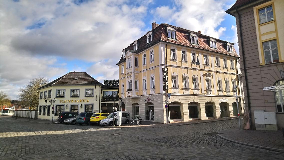 Charmantes Hotel mit Hotelzimmer im historischen Ambiente. Beliebtes, von privat geführtes Hotel gegenüber dem Schloss. Altbau zentral gelegen im historischen Kern von Ansbach gegenüber dem Schloss, kein anonymer Klotz - ein - Hotel mit antiken Mö...