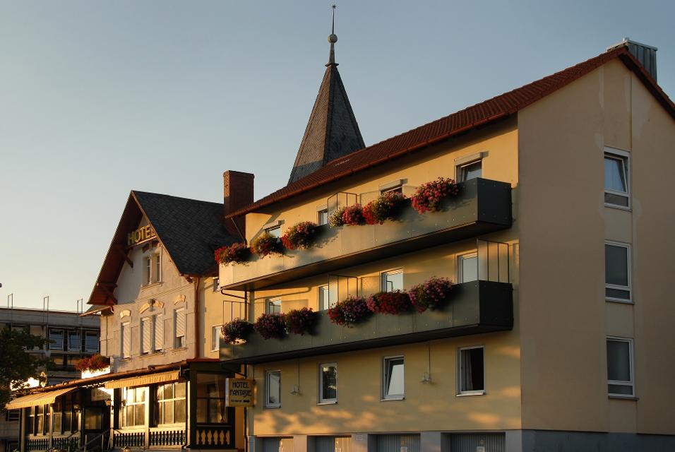 Herzlich willkommen!in der Hohenzollernresidenz Ansbach –im Zentrum des Romantischen Frankens, an der Burgenstraße.Wir freuen uns, Sie in unserem freundlichen Hotel begrüßen zu dürfen und wünschen Ihnen einen angenehmen Auf...