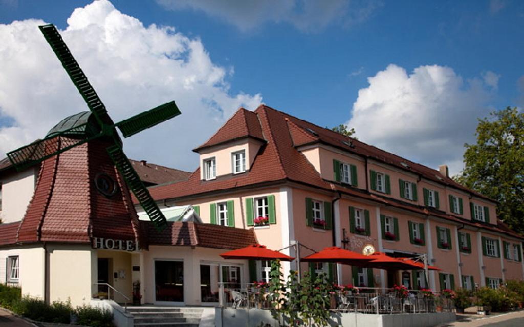 Unser Haus, eines der traditionsreichsten in Ansbach, liegt direkt an der Ortseinfahrt aus Richtung Nürnberg (B 14). Seine Geschichte reicht bis in das Jahr 1735 zurück und wird seit 1914 von der Familie Sturm geprägt. Im Jahre 2014 erhielten...