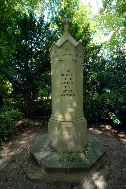Am Ort des Attentats auf Kaspar Hauser am 14. Dezember 1833 präsentiert ein Gedenkstein folgende Inschrift: „Hic occultus occulto occisus est.“ „Hier wurde ein Geheimnisvoller auf geheimnisvolle Weise getötet“. Sie finden den Gedenkstein auf Höhe des Springbrunnens vor der Orangerie mit Blickr...