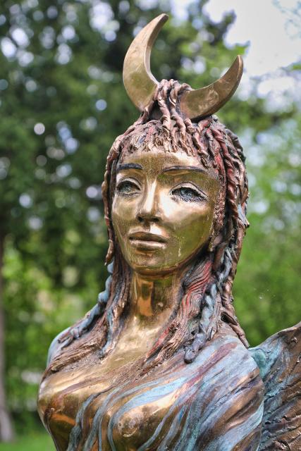 Die Künstlerin gestaltete im Jahr 2019 mit ihren Werken die Ansbacher Skulpturenmeile. Die Bronze-Skulptur blieb in Ansbach. Lilith gilt dem Talmud nach als erste Frau Adams. Sie wollte sich seinen Forderungen nicht fügen, verließ Adam und ging...