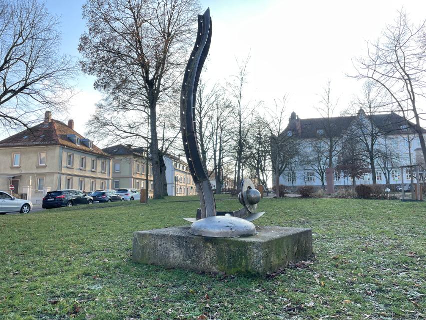 Auch aus Ansbachs langjähriger Partnerstadt kam ein Künstler, der die Skulpturenmeile 2005 bestückte: Claude Viseux. Einzigartig in seiner Gestaltung, Komplexität und Vielteiligkeit fand das Objekt nach mehreren Umzügen seinen Platz, der zu Ehr...