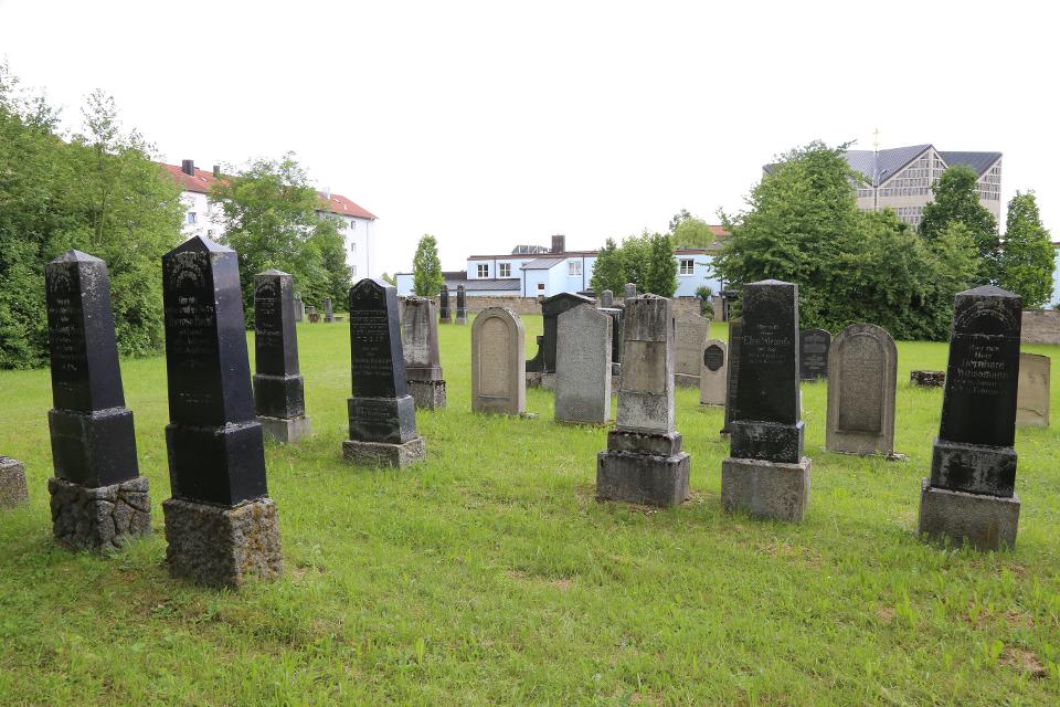 Jüdische Bewohner sind in Ansbach bereits für das beginnende 14. Jahrhundert nachweisbar.  Auf dem Friedhof nördlich der Altstadt (Joseph-Fruth-Platz) befinden sich Gräber aus dem 19. und frühen 20. Jahrhundert. Ein Gedenkstein weist auf Zerstörungen während der NS-Zeit und Schändungen in den ...