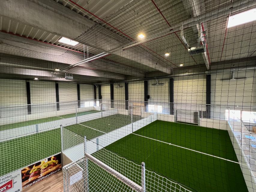 Die A6 Soccer Plaza ist ein Indoorfußballplatz mit Eventhalle, Lounge und Cafe.