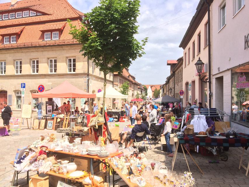 Seit 2012 findet der weit über die Stadtgrenzen hinaus bekannte und beliebte Langenzenner Trödelmarkt in der historischen und neu gestalteten Langenzenner Altstadt rund um das Kloster statt. 