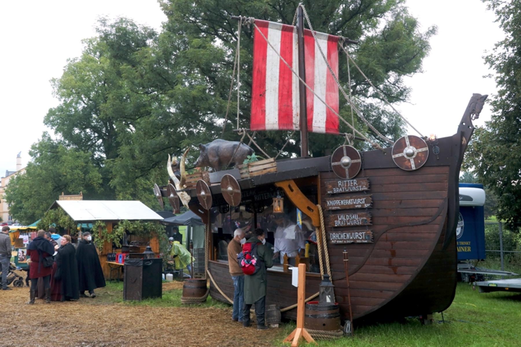 Stand in Form eines Wikingerschiffs am Mittelaltermarkt in Dinkelsbühl