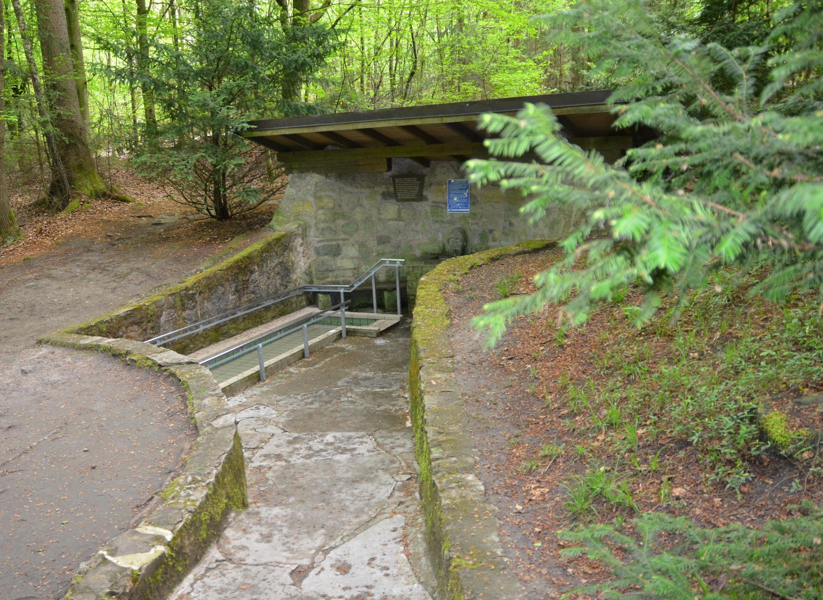 Kneippanlage im Mutschachwald. Idyllisch im Waldgebiet direkt vor den Toren von Dinkelsbühl liegt die alte Kneippanlage. 