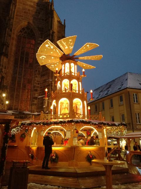 Die Romantik von Ansbachs barocken Fassaden und mittelalterlichen Baudenkmälern entfaltet sich in der Vorweihnachtszeit am schönsten. 
