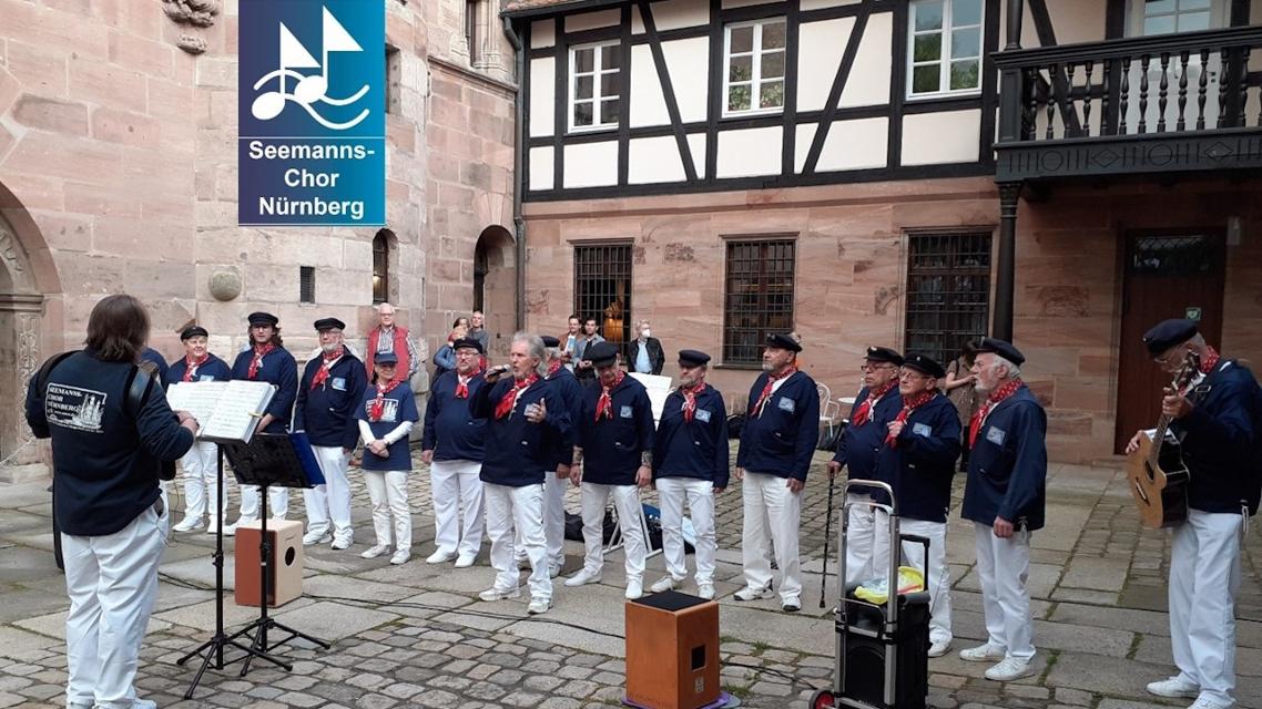 Der Seemanns-Chor Nürnberg, der älteste maritime Chor in der Region, singen neue und alte maritime Lieder aus einem großen Repertoire.