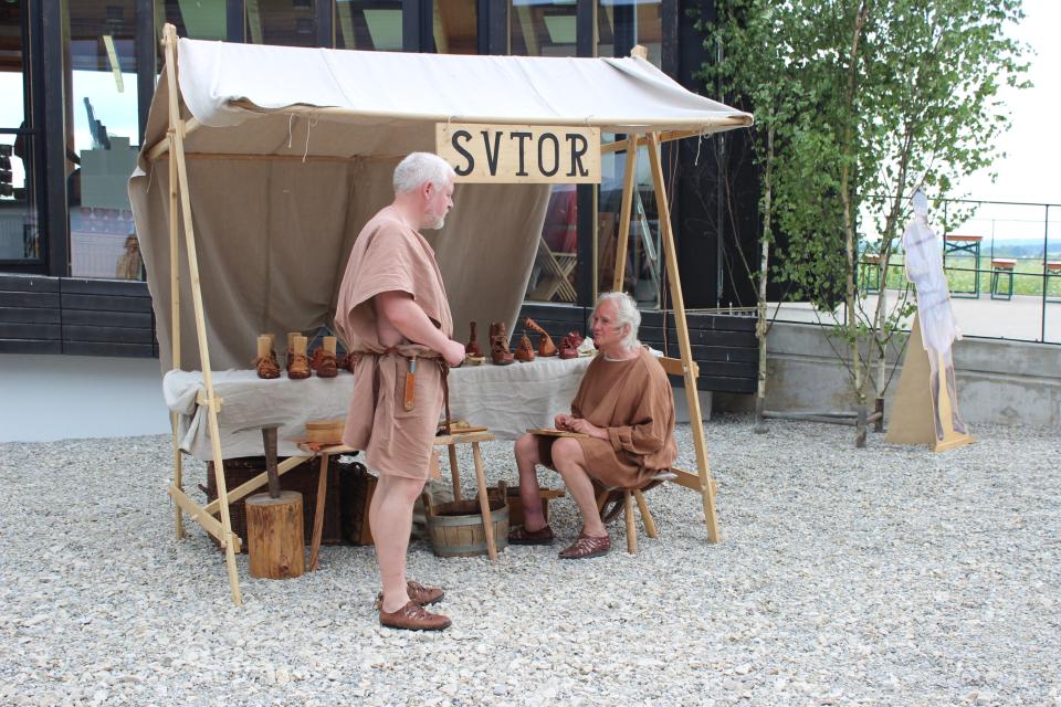 Römischer Handwerkermarkt mit römischen Soldaten und Zivilisten