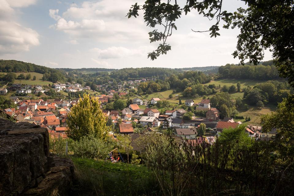 Die Gemeinde Flörsbachtal liegt mitten im Hessischen Spessart. Die ländliche Gemeinde lädt mit dem umliegenden Wäldern zum Wandern und Mountainbiken ein. Aber auch Kulinarik und Beherbergungsmöglichkeiten kommen hier nicht zu kurz!