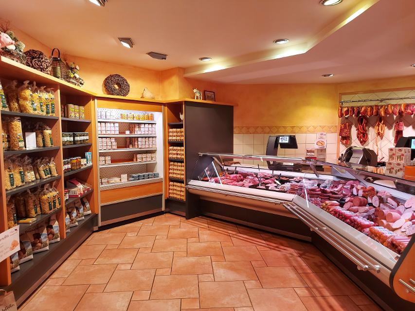 Im Hofladen der Metzgerei Denk in Freigericht-Somborn werden frische Wurst- und Fleischwaren sowie weitere regionale Produkte angeboten.
