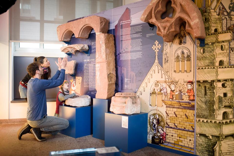 Entdecke im Museum Gelnhausen die Zeit des Mittelalters durch ein lehrreiches Farb- und Lichtkonzept. Auch das begehbare Ohr sorgt für interaktiven Lernspaß bei Groß und Klein.