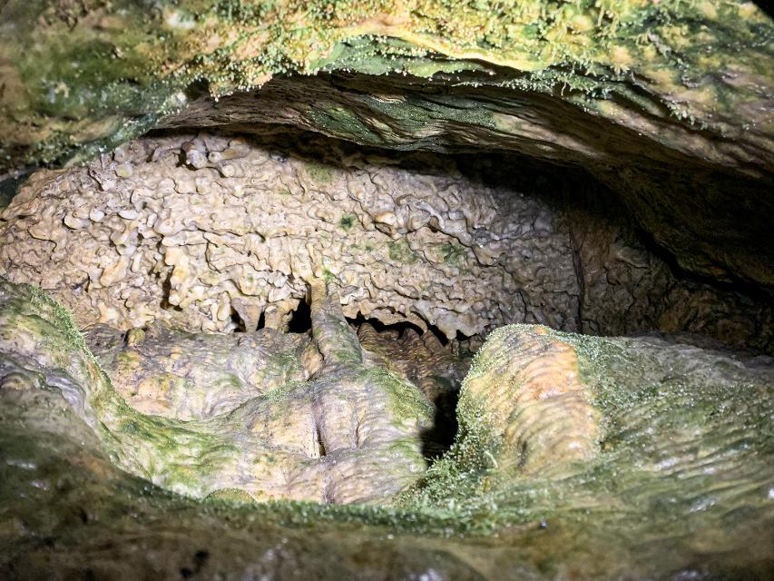 Felsformationen in der Tropfsteinhöhle "Teufelshöhle" in Steinau an der Straße