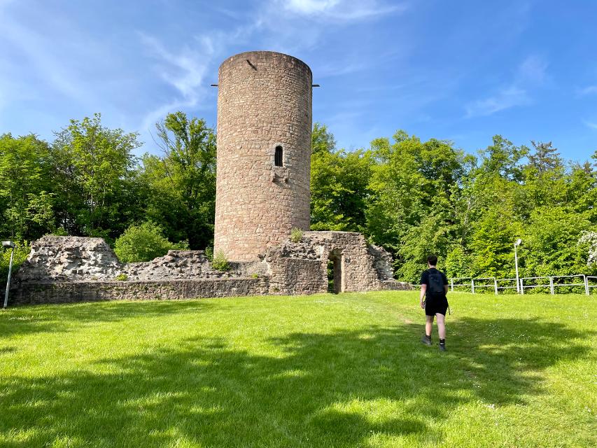 Die Burgruine Stolzenberg ist heute ein Aussichtsturm und Startpunkt des Premium- und Erlebniswanderweges “Stolzenberger Ritterblick”