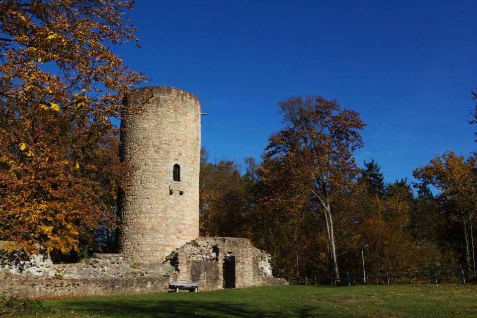 Die Burg Stolzenberg oberhalb Bad Sodens wurde erstmals 1252 urkundlich erwähnt. Heute ist nur noch der Bergfried erhal...